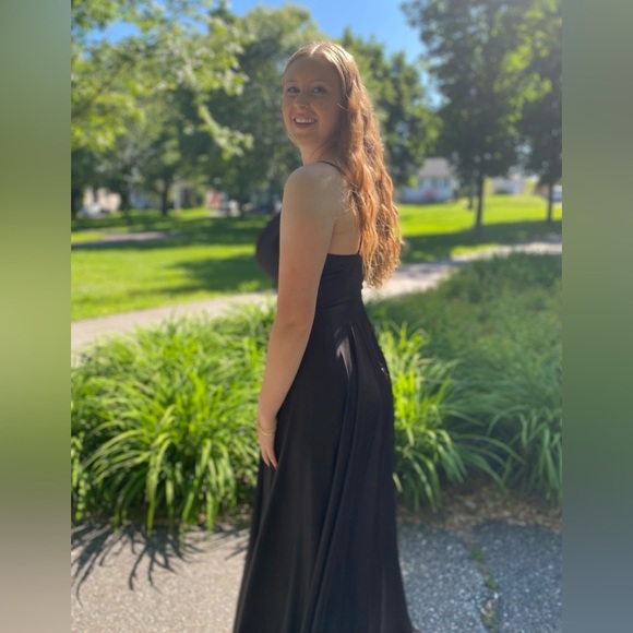 Robe de bal en satin noir - Picture 3 of 5